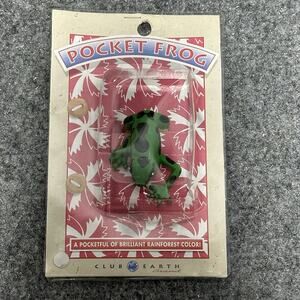 Club Earth Brand Vintage Pocket Frog Arrow Poison Frog Novelty Button NEW! Nos!